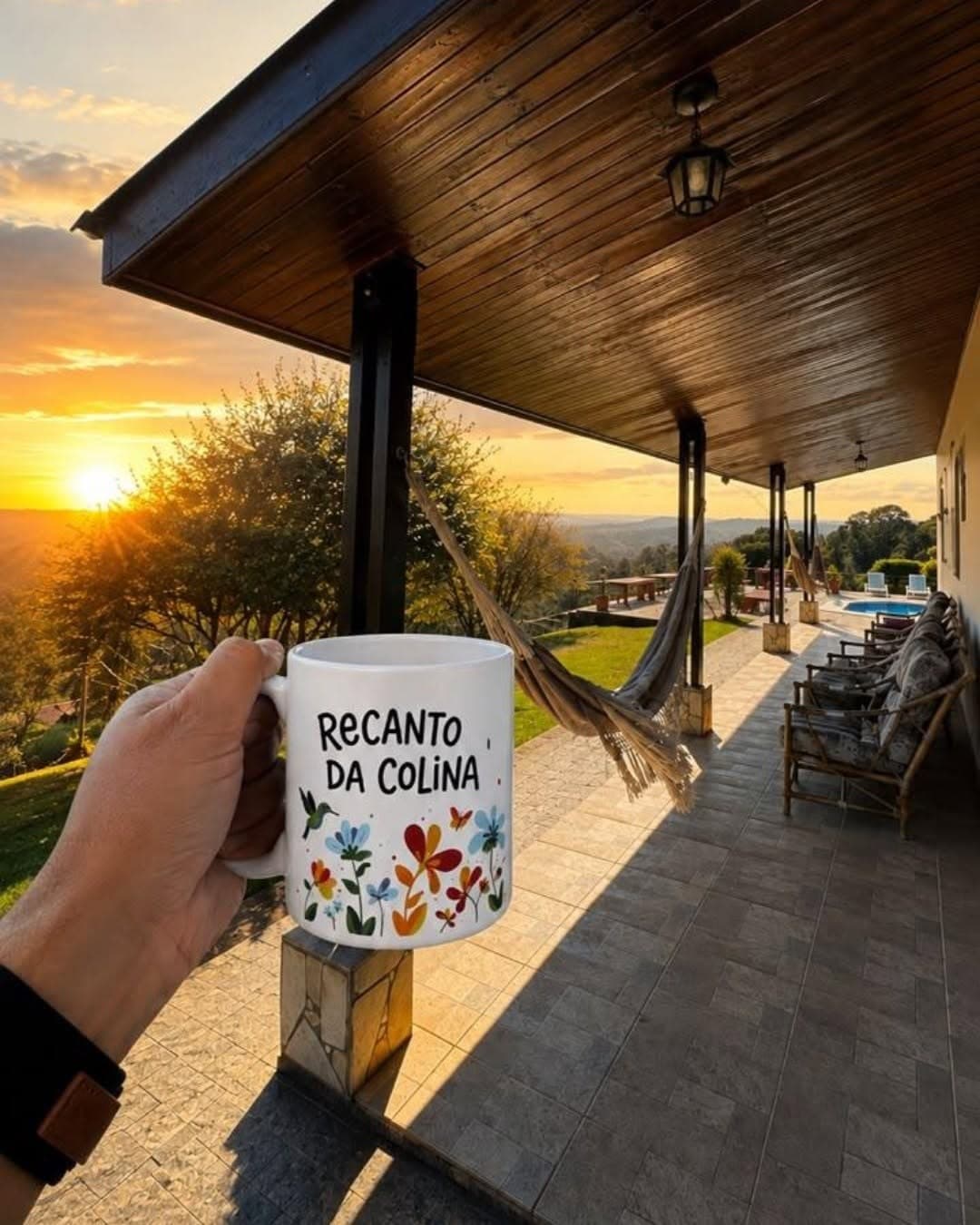 Caneca do Recanto da Colina na varanda, com o sol nascendo atrás das montanhas