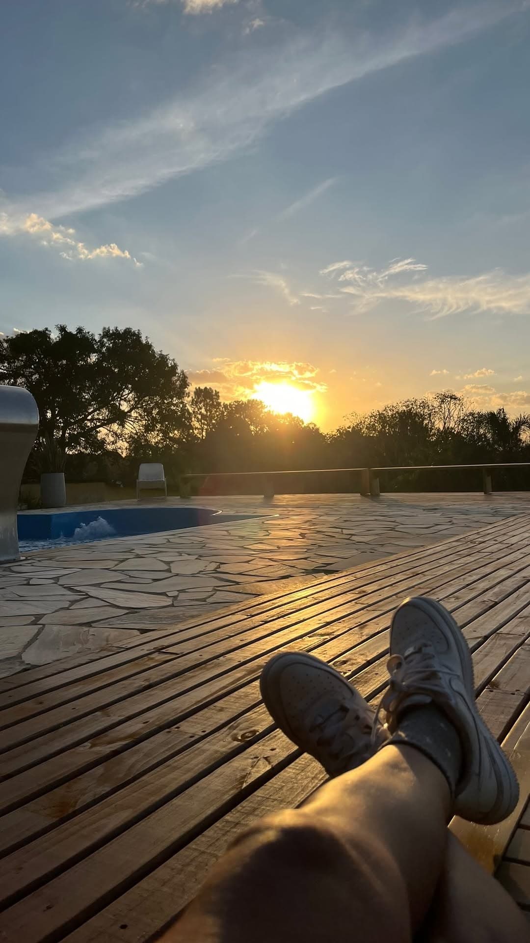 Fim de tarde no deck, com o sol se pondo sobre a piscina
