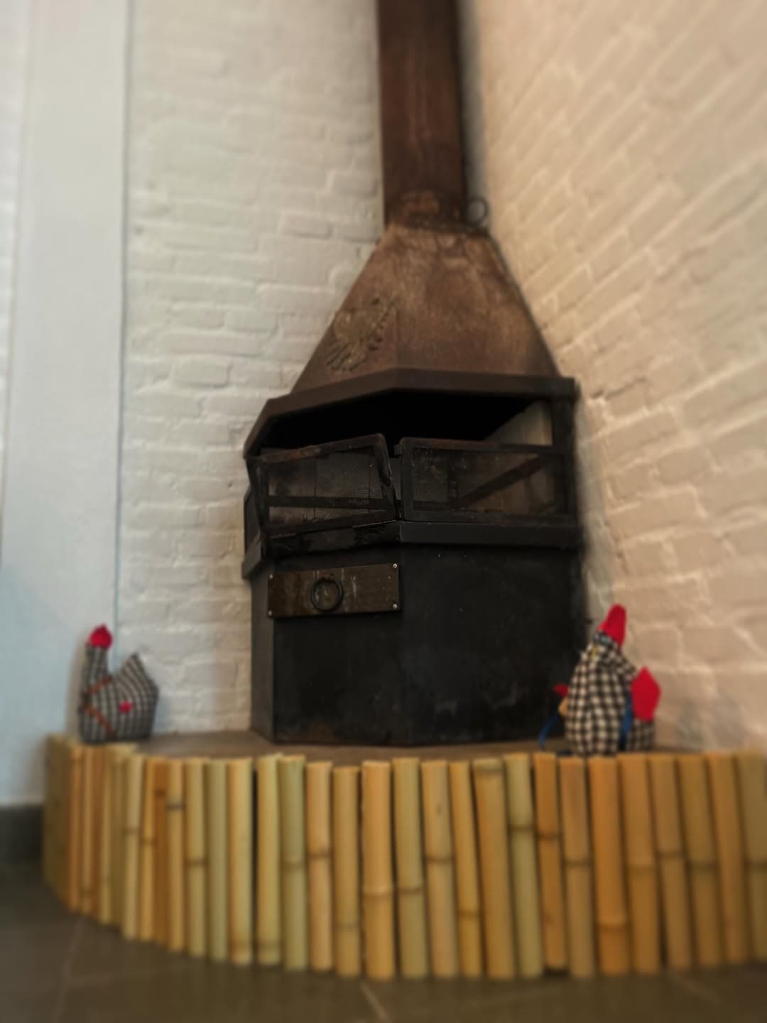 A lareira da sala, com o revestimento de bambu