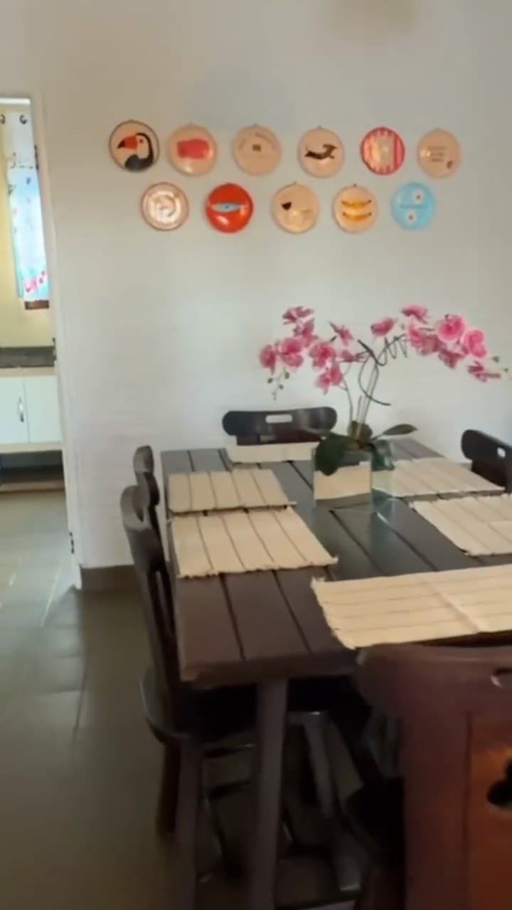 Mesa de jantar com orquídeas, na sala da casa