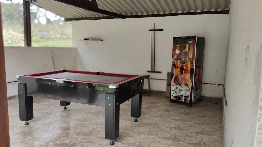 Salão de jogos com mesa de bilhar