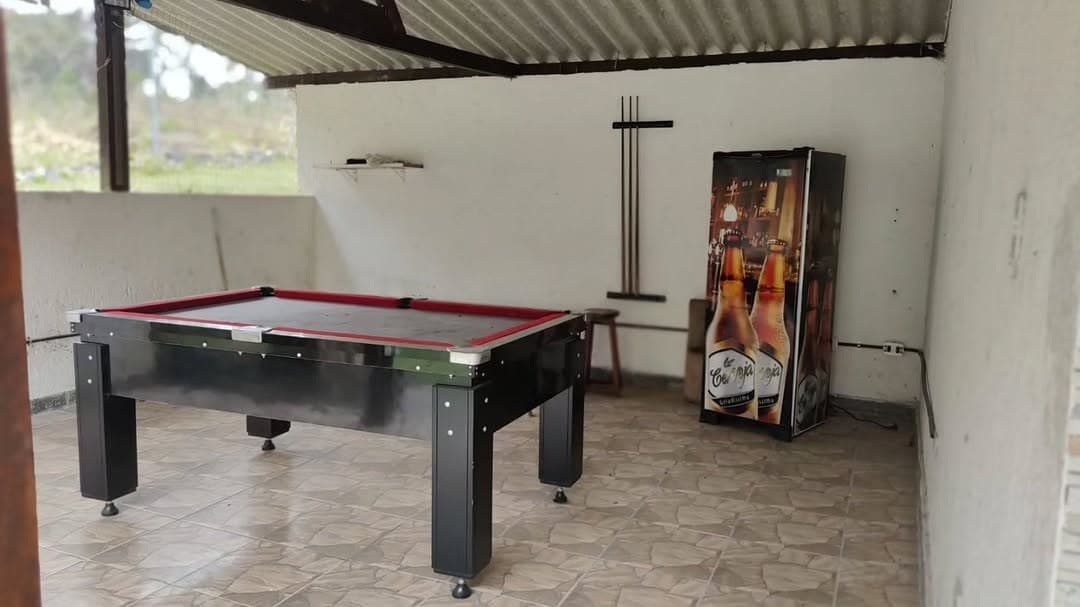 Salão de jogos com mesa de bilhar